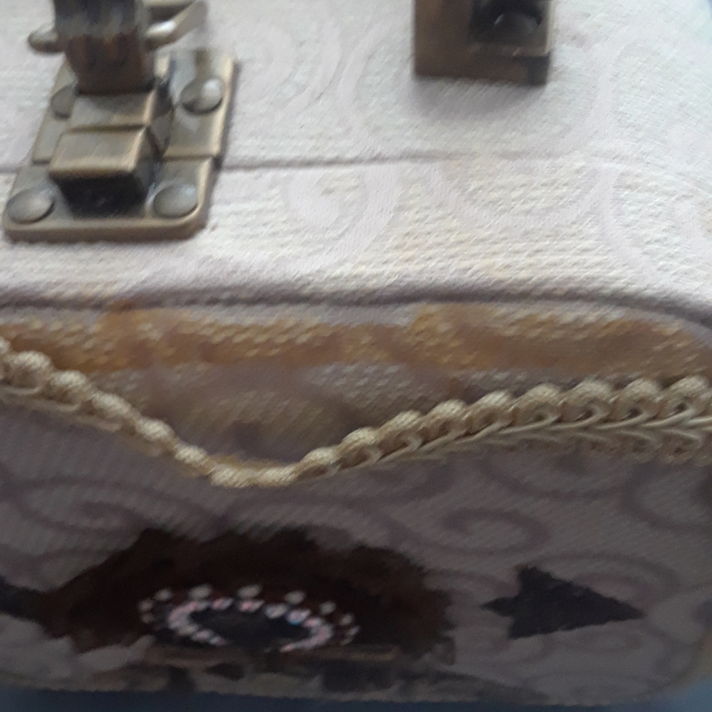 Cameo purse/make-up bag and bracelet - Picture 14 of 16